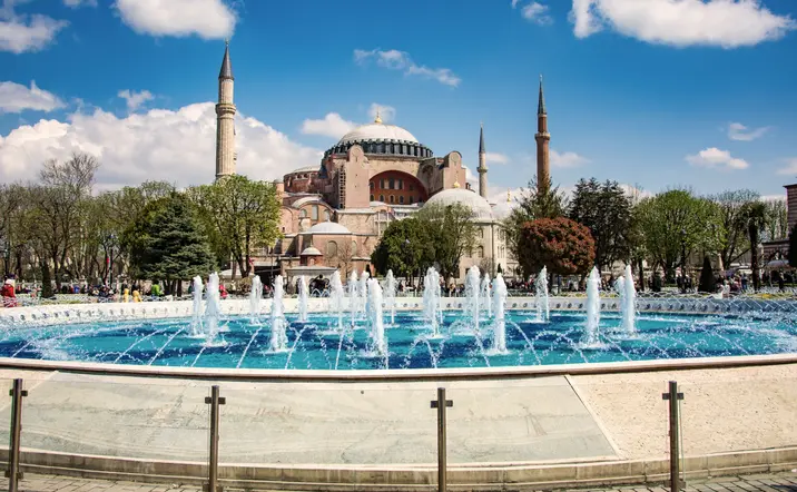 Imagen del exterior de Santa Sofia, donde oriente y occidente se encuentran bajo una cúpula milenaria.