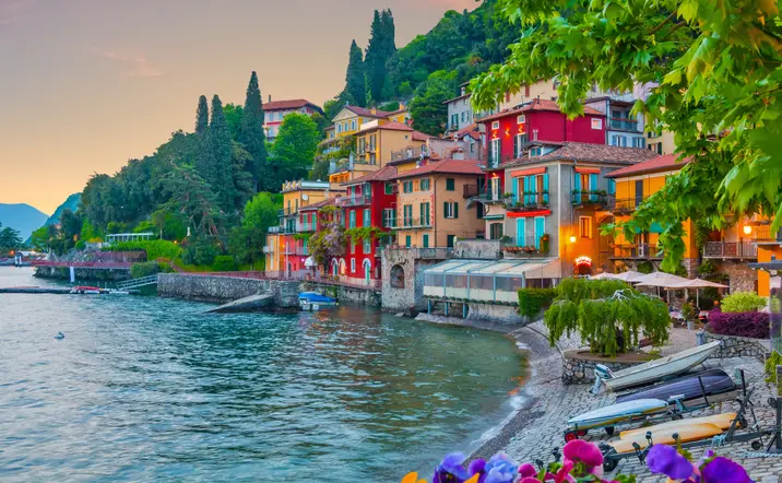 Varenna se asoma al agua con muelles silenciosos, casas que trepan la ladera y jardines que crecen entre piedra y niebla.