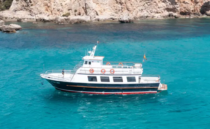 Barco de actividades en las cristalinas aguas de Palma de Mallorca