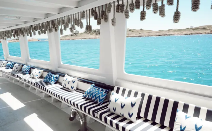 Vistas desde la zona de descanso del barco en la bahía de Palma de Mallorca