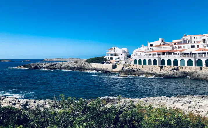 La Cala Torret en Menorca y sus aguas cristalinas