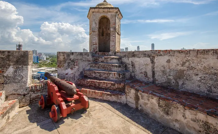 Dentro del Castillo de San Felipe, los cañones originales recuerdan cómo se defendía Cartagena.