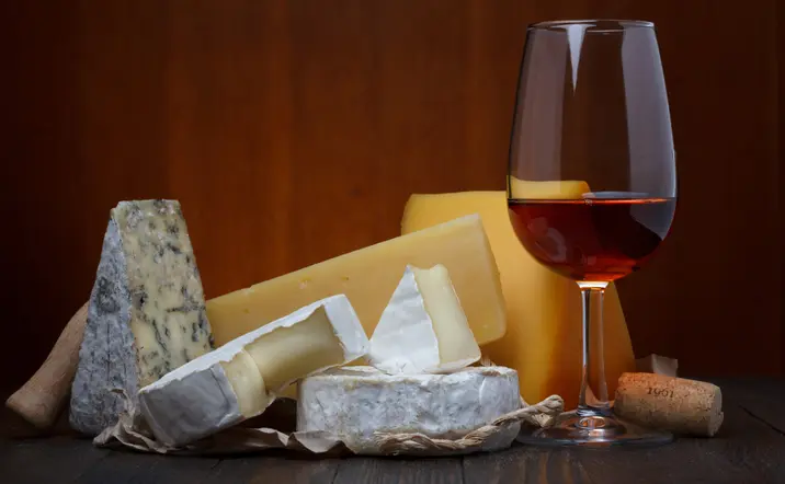 Cata de quesos con maridaje de sidras y vinos de Cangas de Narcea