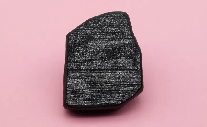 La obra Piedra Rosetta ubicada en el Museo Británico de Londres