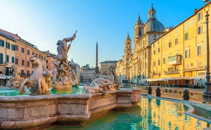 La icónica Plaza Navona de Roma en un día soleado