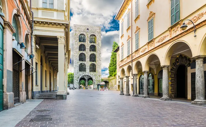 Porta Torre en el casco histórico de Como, Italia