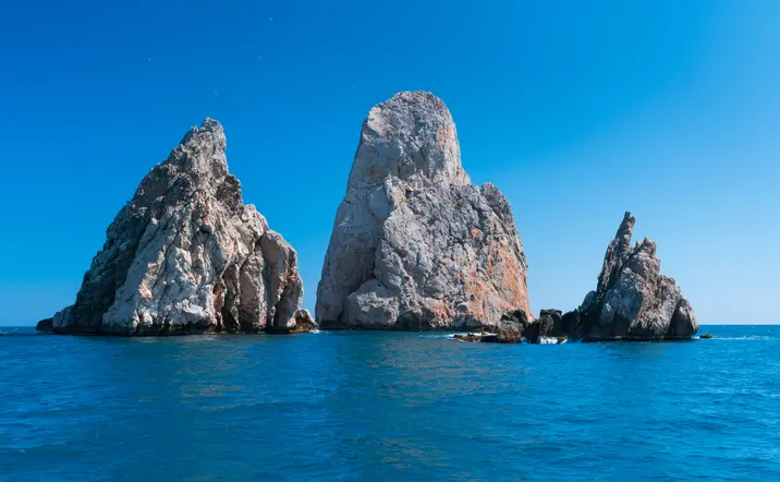 Rocas y mar azul intenso del  Parque Natural del  Montgrí.