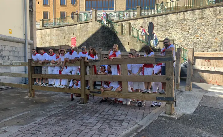 Grupo disfrutando de las fiestas de San Fermín, Pamplona