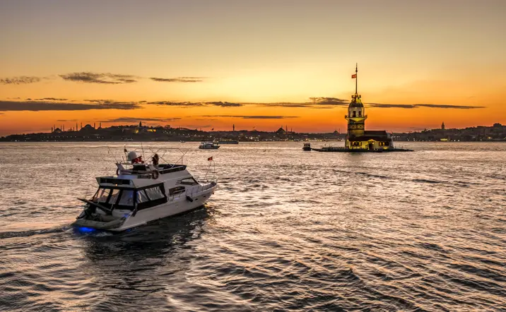 Vistas del amanecer desde el crucero por el Bósforo.
