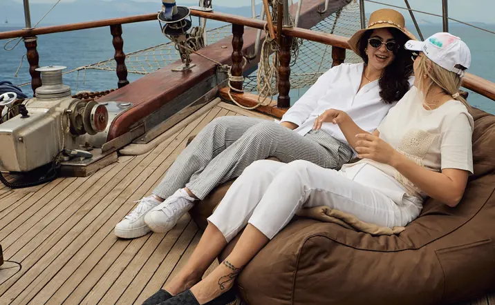 Dos chicas charlando en cubierta. Risas y buena conversación.