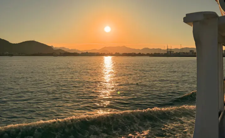 Atardecer en la bahía de Alcudia en Mallorca