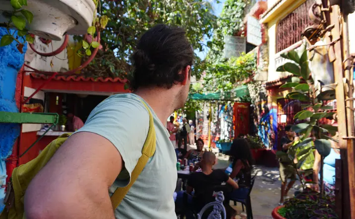 Numerosas obras de arte en el callejón Hamel en la Habana