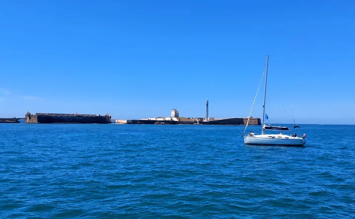 Vistas de la bahía de Cádiz desde el catamarán Pura Vida