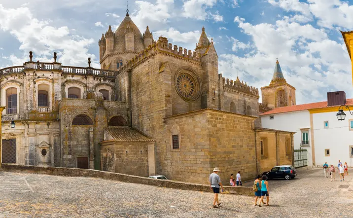 La Catedral de Évora es uno de los principales monumentos de los que hablaremos en este free tour.