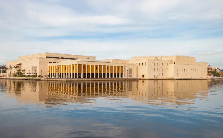 El Centro de Convenciones combina arquitectura moderna y vista a la bahía.