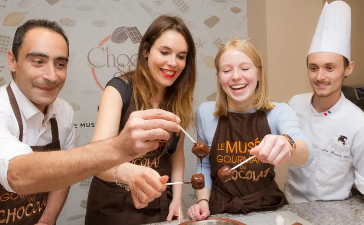 Degustación de chocolate. Delicados, intensos, frutales, terrosos… cada trozo cuenta una historia distinta.