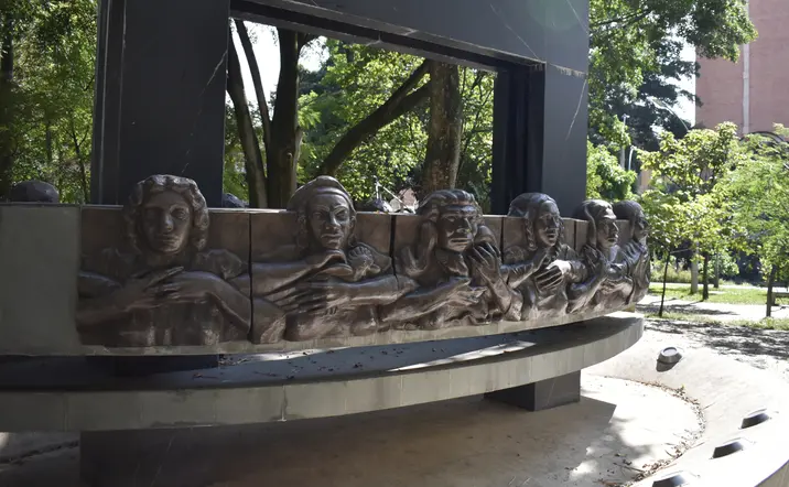 Detalle de una de las esculturas decorativas de Laureles.