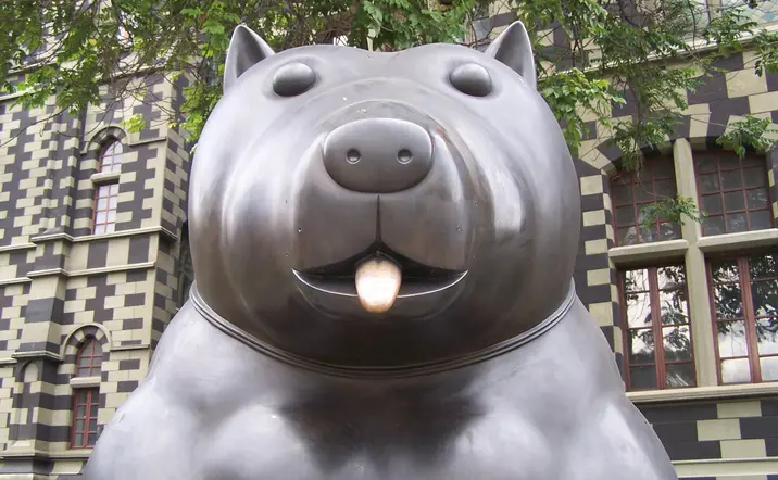 El gato más icónico de la plaza de Botero, una escultura perfecta para fotografiar.