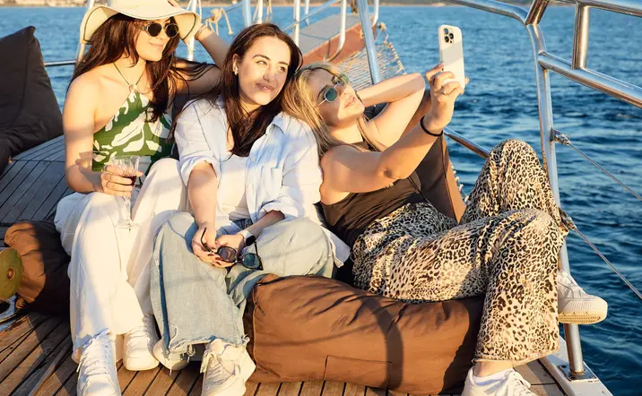 Chicas haciendo fotos con la luz del atardecer.