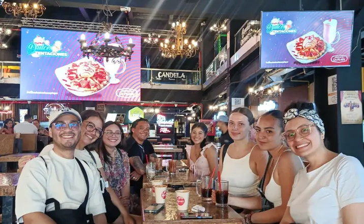 Un grupo de amigos disfruta del Free tour Medellín Gastronómico