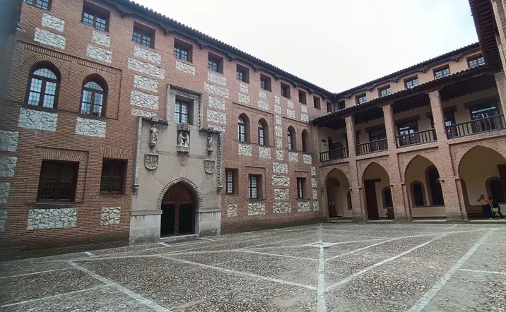 Patio interior de uno de edificios históricos de Medina del Campo, Valladolid