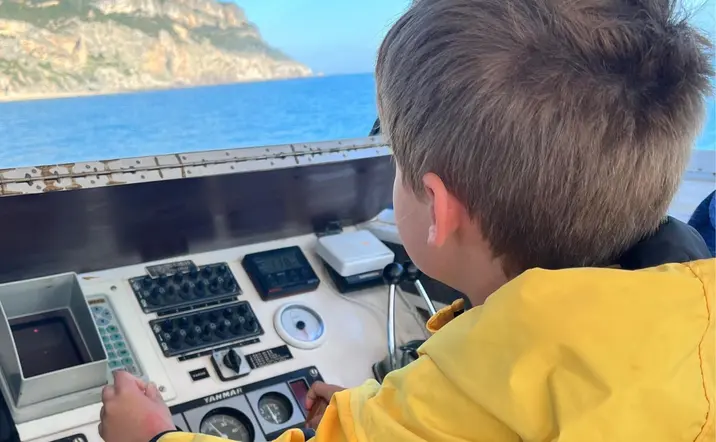 En el barco con visión submarina, los más pequeños también toman el timón.