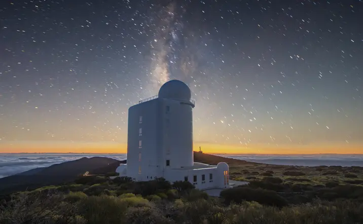 El Observatorio del Teide por la noche, con vistas a un cielo despejado.