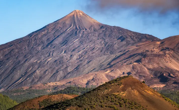 Paisaje con el Teide de fondo y el azul claro.