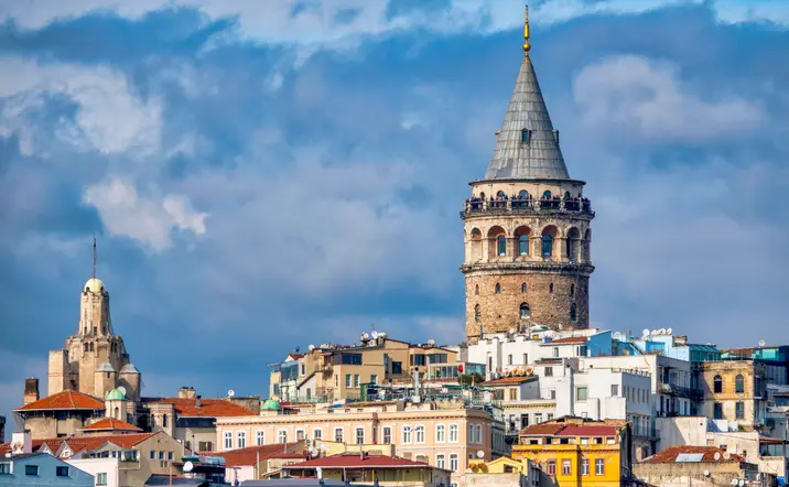 La torre Galata en el barrio de Karaöy, Estambul