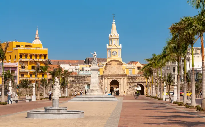 Imagen en un día soleado de la torre del reloj en Cartagena de Indias, Colombia