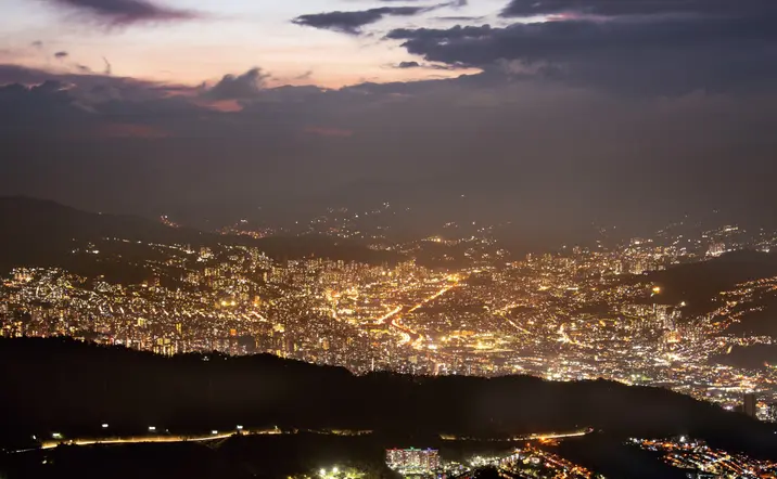 Vista panorámica de Medellin con todas las luces encendidas.