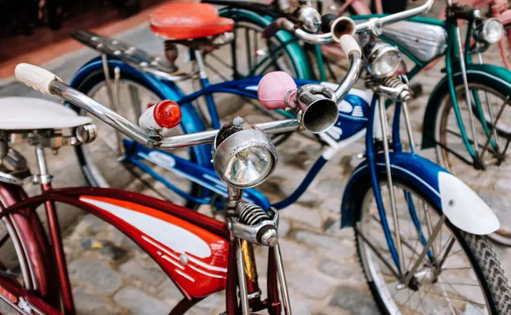Bicicletas clásicas en las calles de La Habana, Cuba