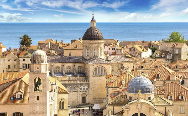  Vista panorámica de la catedral de Dubrovnik y los tejados del casco antiguo junto al mar Adriático.