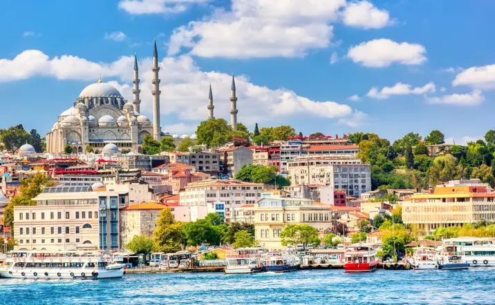 El Cuerno de Oro abraza Estambul con sus aguas tranquilas, reflejando siglos de historia entre mezquitas, puentes y leyendas imperiales.