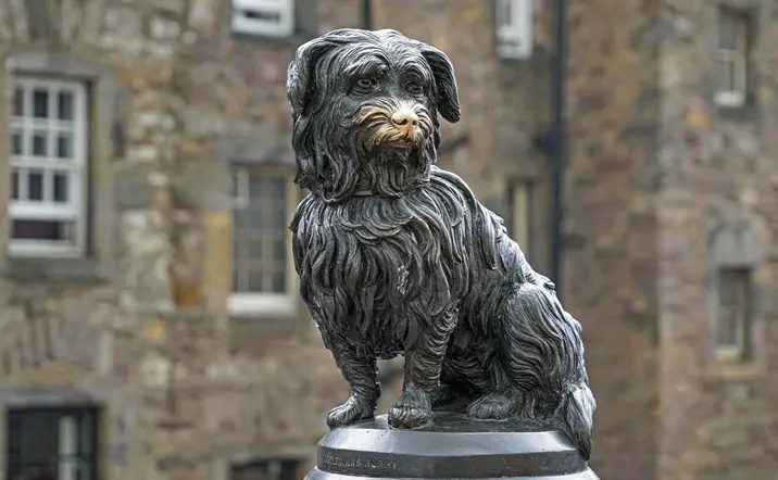 Estatua de Greyfriars Bobby, el famoso perro leal de Edimburgo, frente al cementerio de Greyfriars.