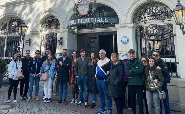 Foto de grupo en un famoso local para degustar la bebida alemana por excelencia.