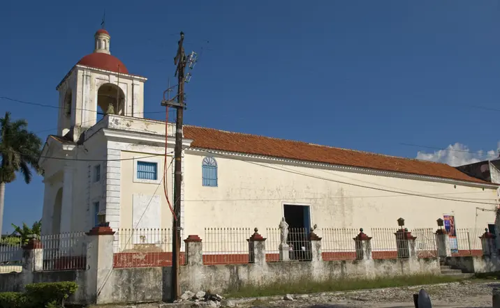 Fachada de la Iglesia de Nuestra Señora de Regla, templo icónico de la espiritualidad afrocubana en La Habana.