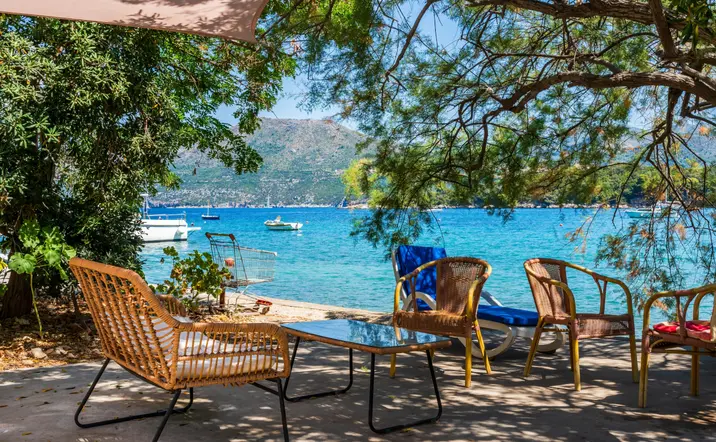 Zona al aire libre en la isla de Kolocep para descansar y disfrutar de la vistas.