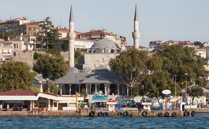 La mezquita Mirimah Sultan es un ejemplo sublime de la arquitectura otomana en Estambul.