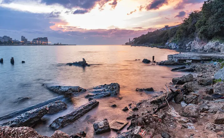 Vista al atardecer del muelle de Casablanca, Cuba