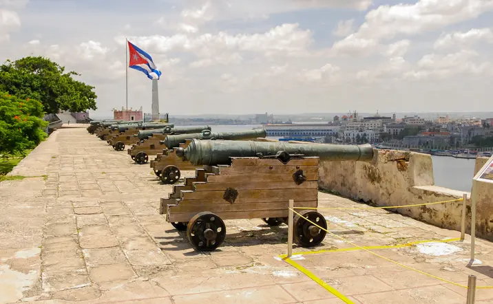Cañones desde la fortaleza de San Carlos, La Habana