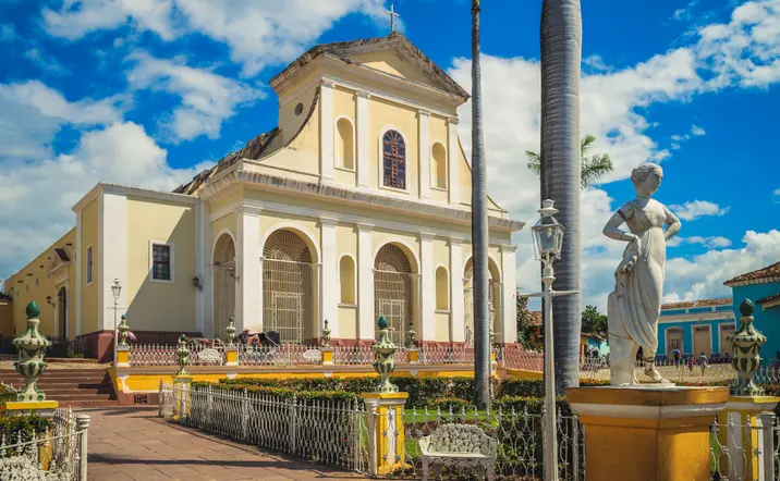 La Iglesia de la Santísima Trinidad destaca por su estilo neoclásico en pleno centro histórico.