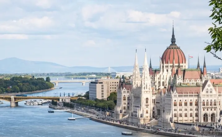 Parlamento de Budapest al lado del Río Danubio