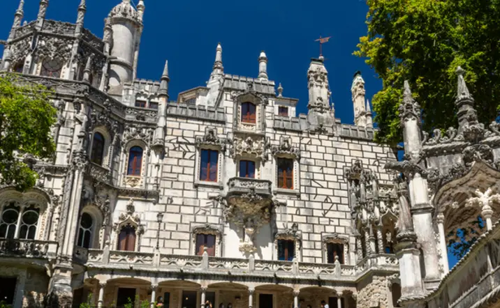Detalle de la fachada del Palacio de la Quinta da Regaleira en Sintra, Portugal.