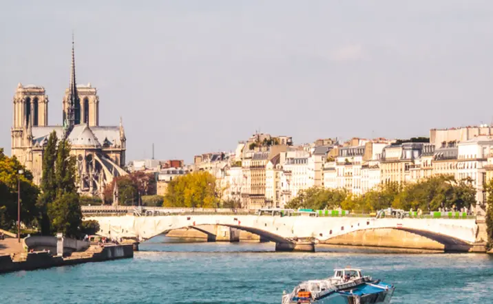Río Sena con la catedral de Notredame al fondo
