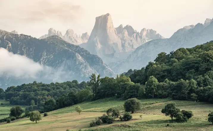 Excursión a Bulnes con funicular y visita a la cueva del queso Cabrales desde Gijón
