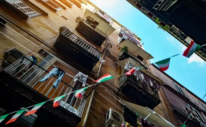 Balcones con ropa tendida en el barrio español de Nápoles