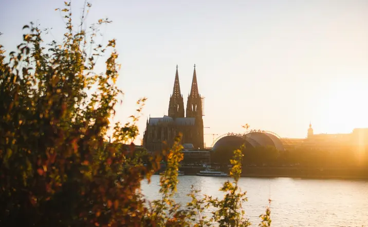 Vista al atardecer de la catedral de Colonia en Alemania.