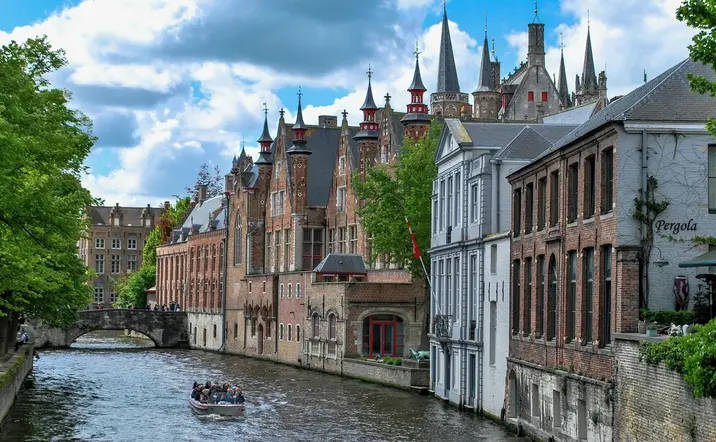 Paseo en barco por el canal Groenerei de Brujas, Bélgica, con arquitectura gótica