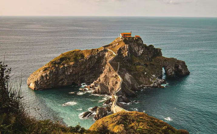 Excursión a Gaztelugatxe, Bermeo, Mundaka y Gernika con txakoli - buendía
